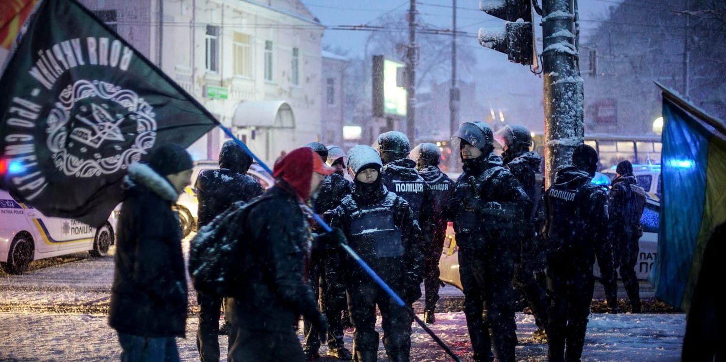 Ännu sent på kvällen var anhängare till Micheil Saakasjvili samlade utanför polisstationen i Kiev där han hålls fängslad.