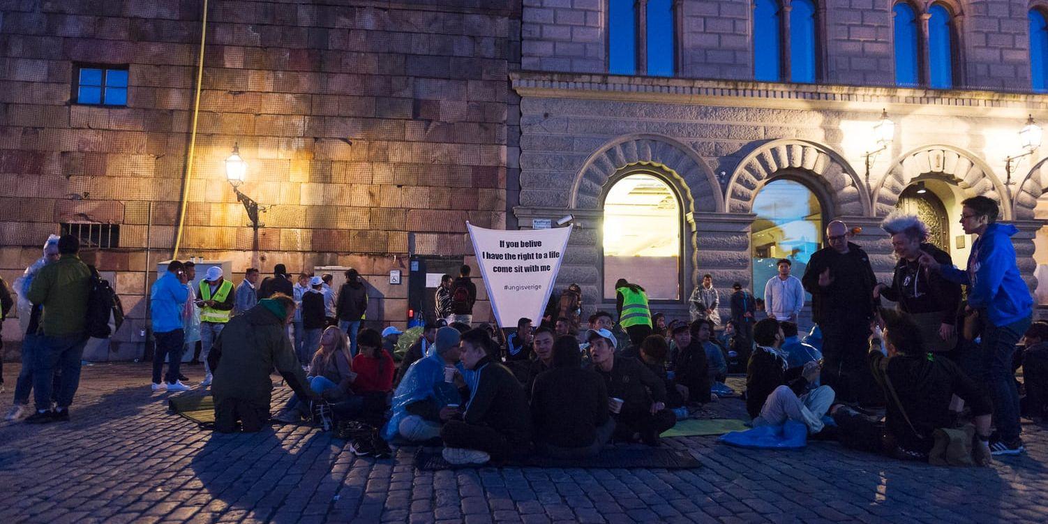 Ensamkommande demonstrerade i somras utanför riksdagen för att få stanna i Sverige. Arkivbild.