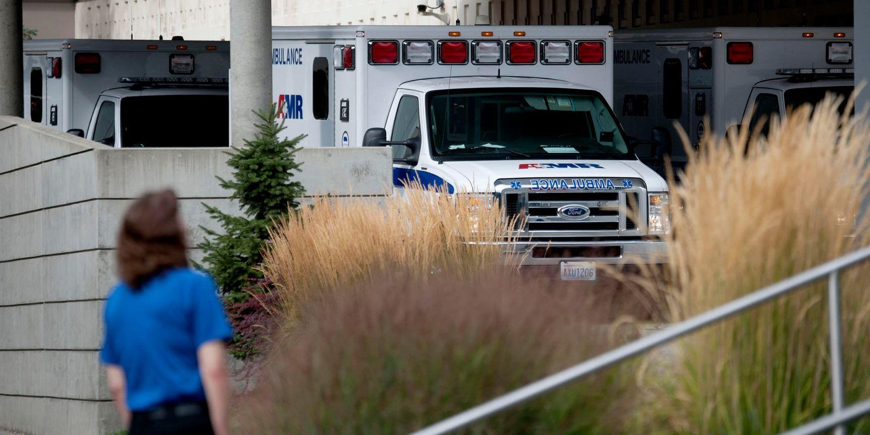 Ambulanser utanför sjukhuset efter larmet om skjutningen på en skola i Rockford, Washington.
