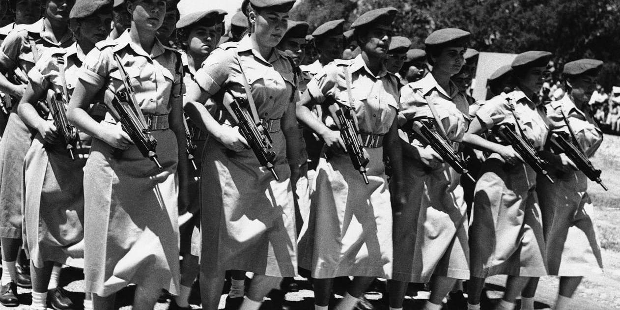 Israeliska soldater med kulsprutepistoler av märket Uzi vid en militärparad i Haifa 1956.