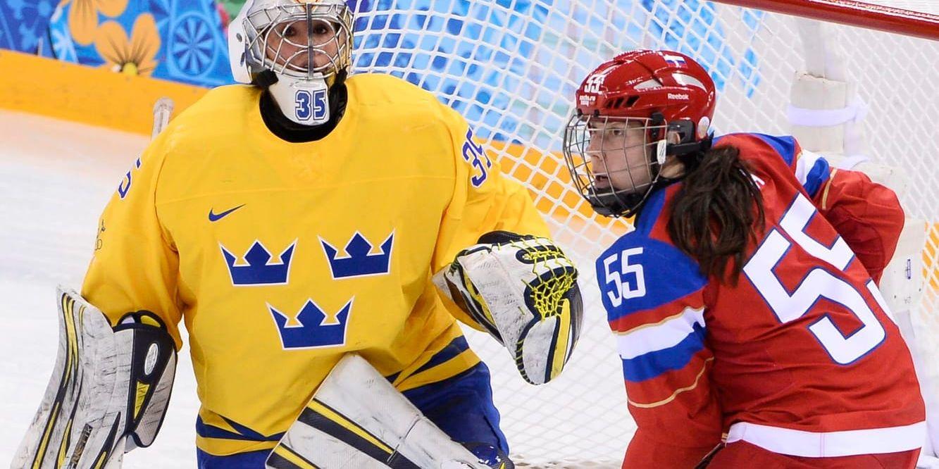 Ryska ishockeyspelaren Galina Skiba, här under OS-gruppspelsmatchen mot Sverige 2014, har stängs av från OS-deltagande på livstid. Arkivbild.