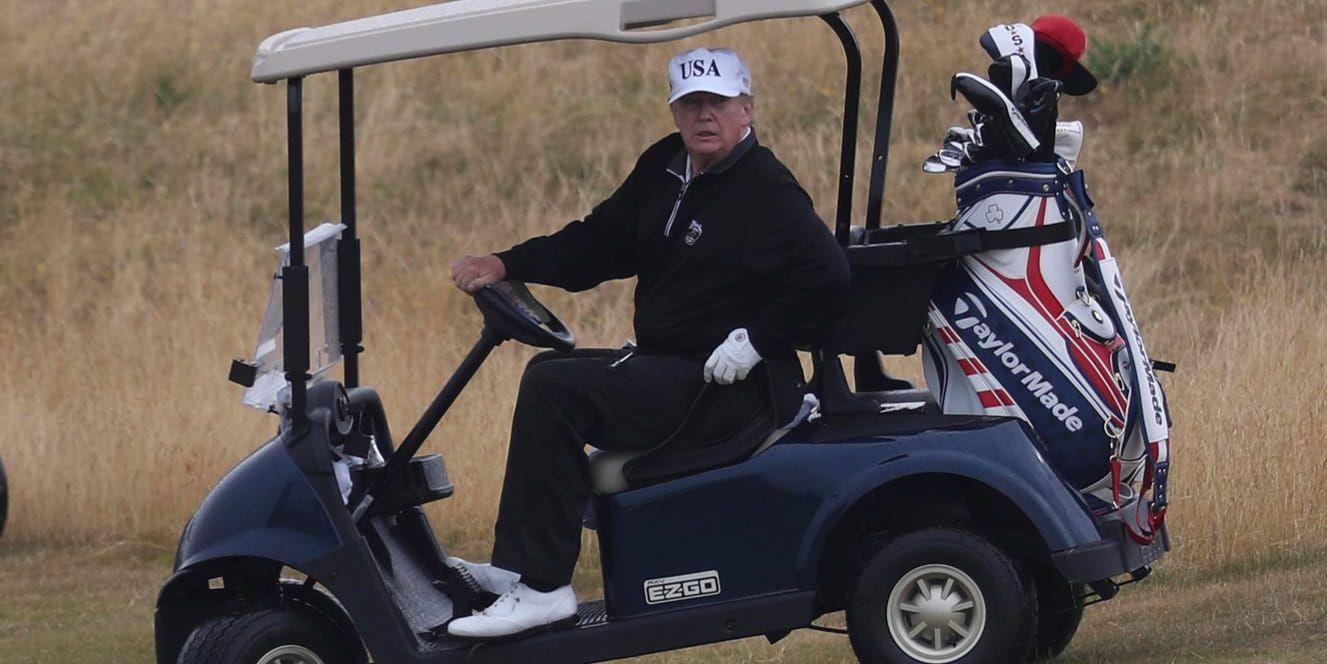 President Donald Trump laddar upp inför toppmötet med sin ryske kollega Vladimir Putin med golf i Skottland.