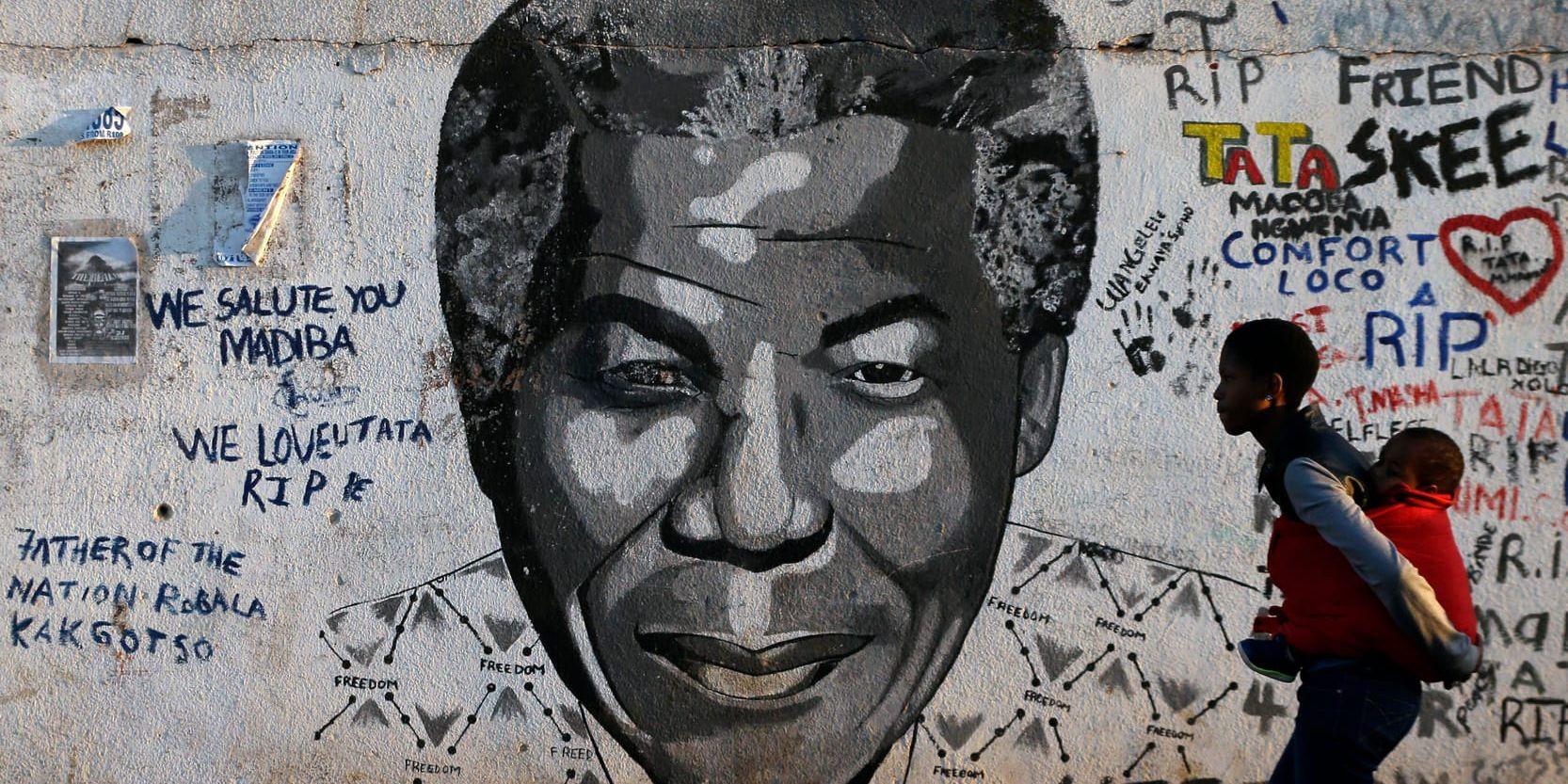 En väggmålning med ett porträtt av Nelson Mandela i kåkstaden Katlehong utanför Johannesburg i Sydafrika. Arkivbild.