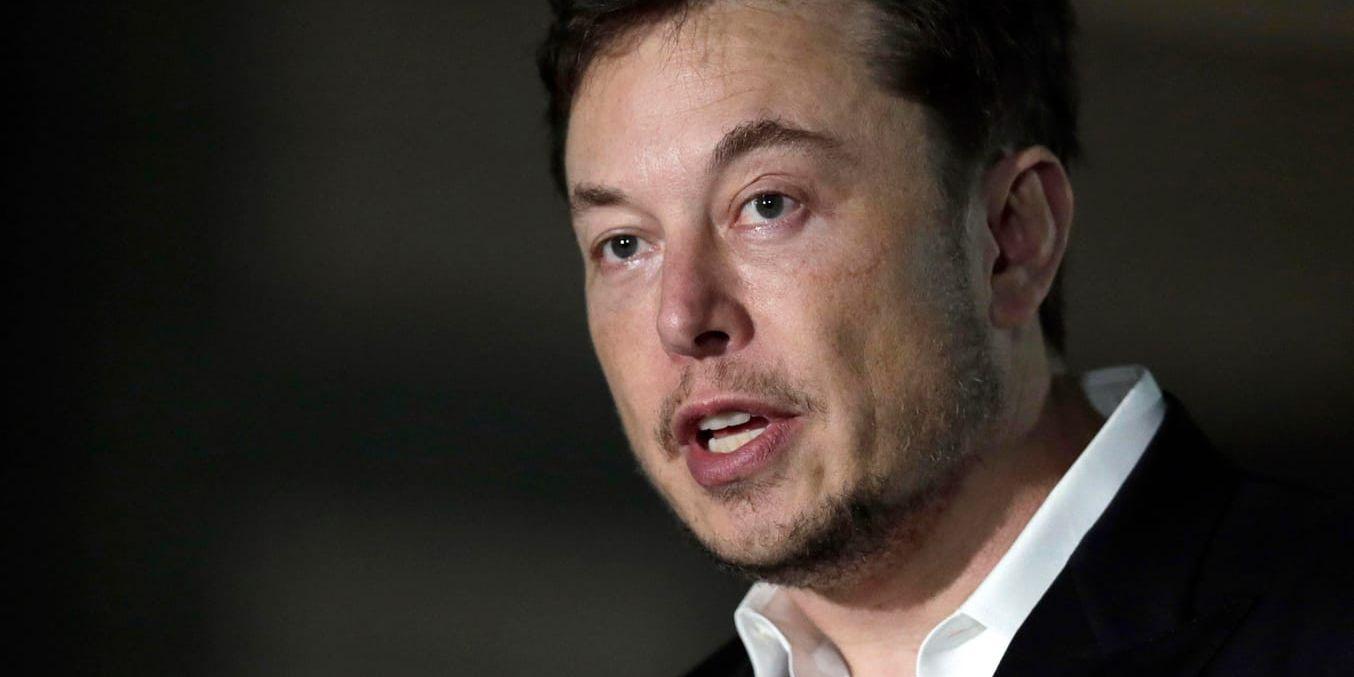 Elon Musk hävdar att han har finansiering för att avnotera Tesla från börsen. Arkivbild.