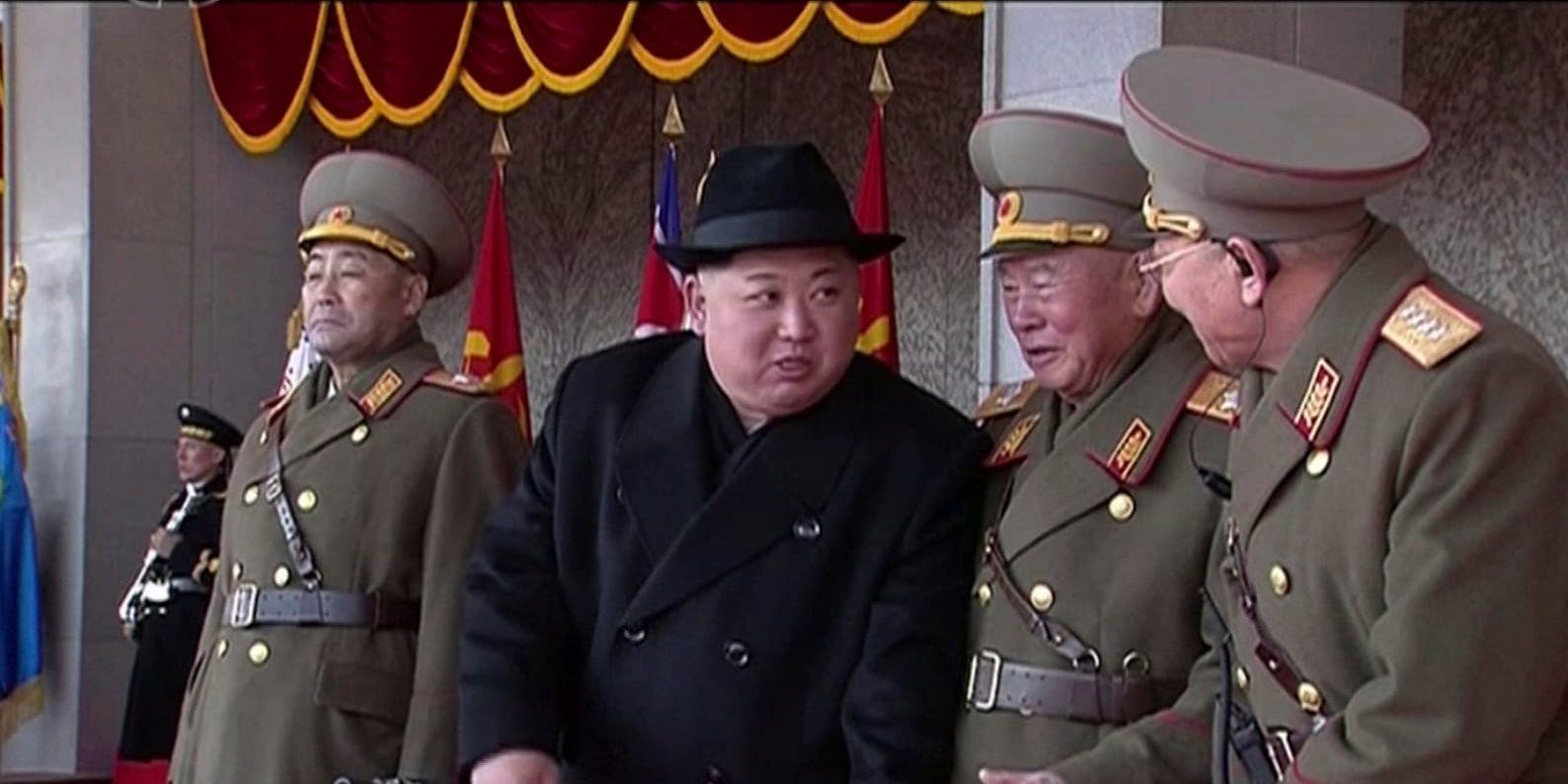 Nordkoreas ledare Kim Jong-Un under dagens militärparad, som till en början var tänkt att hållas vid ett senare tillfälle.