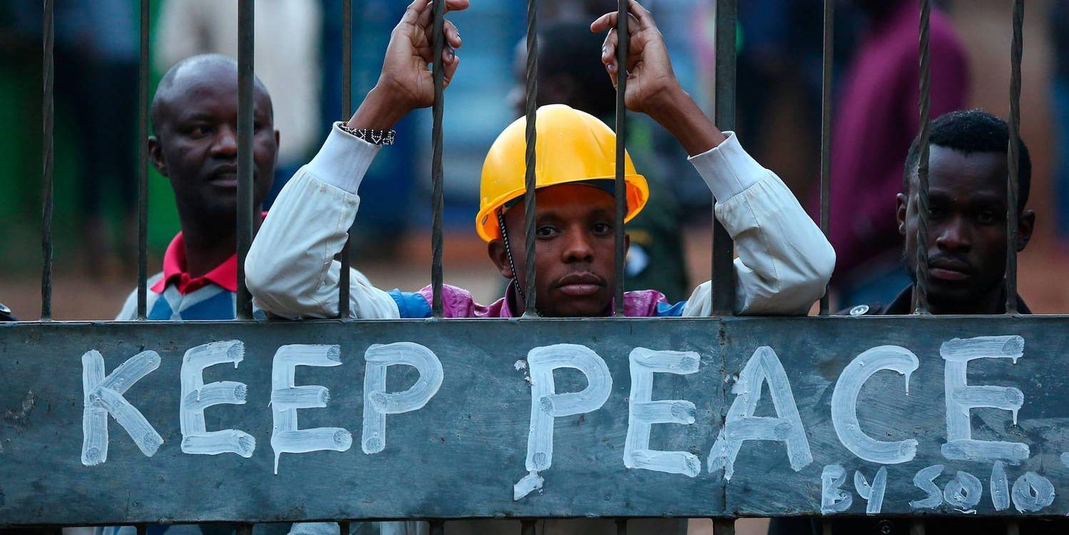 Människor stängde in sig bakom en grind prydd med en skylt med budskapet "behåll freden" i området Kibera i huvudstaden Nairobi, medan andra brände bildäck i en protest till stöd för oppositionsledaren Raila Odinga efter anklagelser om valfusk.