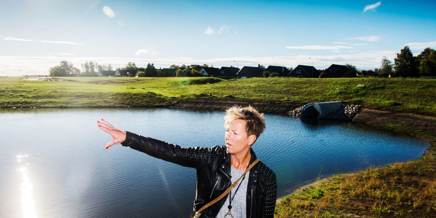 Maria Johansson, landskapsarkitekt på teknik- och fritidsförvaltningen, förklarar hur Getinges nya rekreationsområde ska se ut. Bild: Roger Larsson