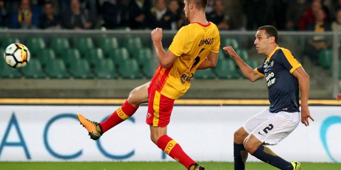 Veronas Romulo, till höger, gör matchens enda mål mot nollpoängaren Benevento.