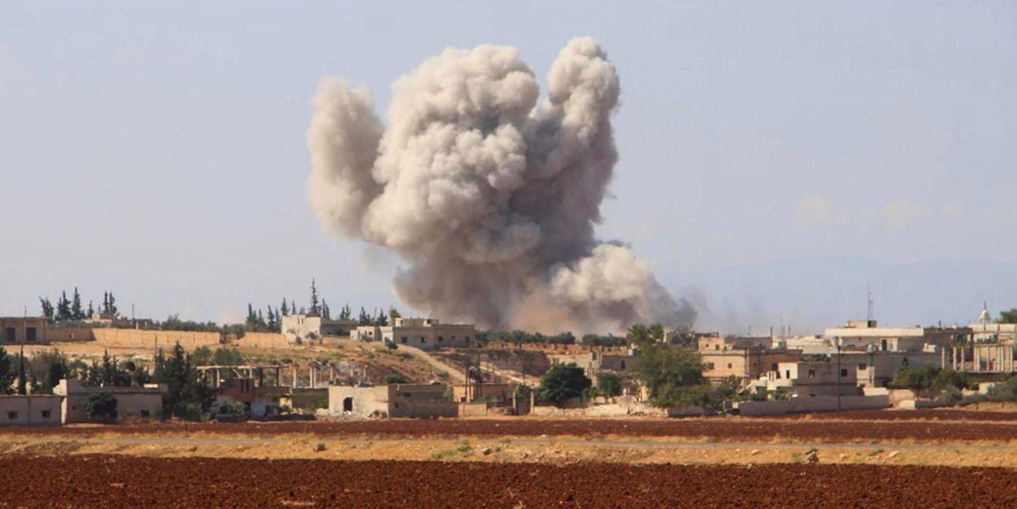 En bild från den oppositionella civilförsvarsgruppen Vita hjälmarna visar rök efter ett flyganfall mot en by nära Idlib. Arkivbild.