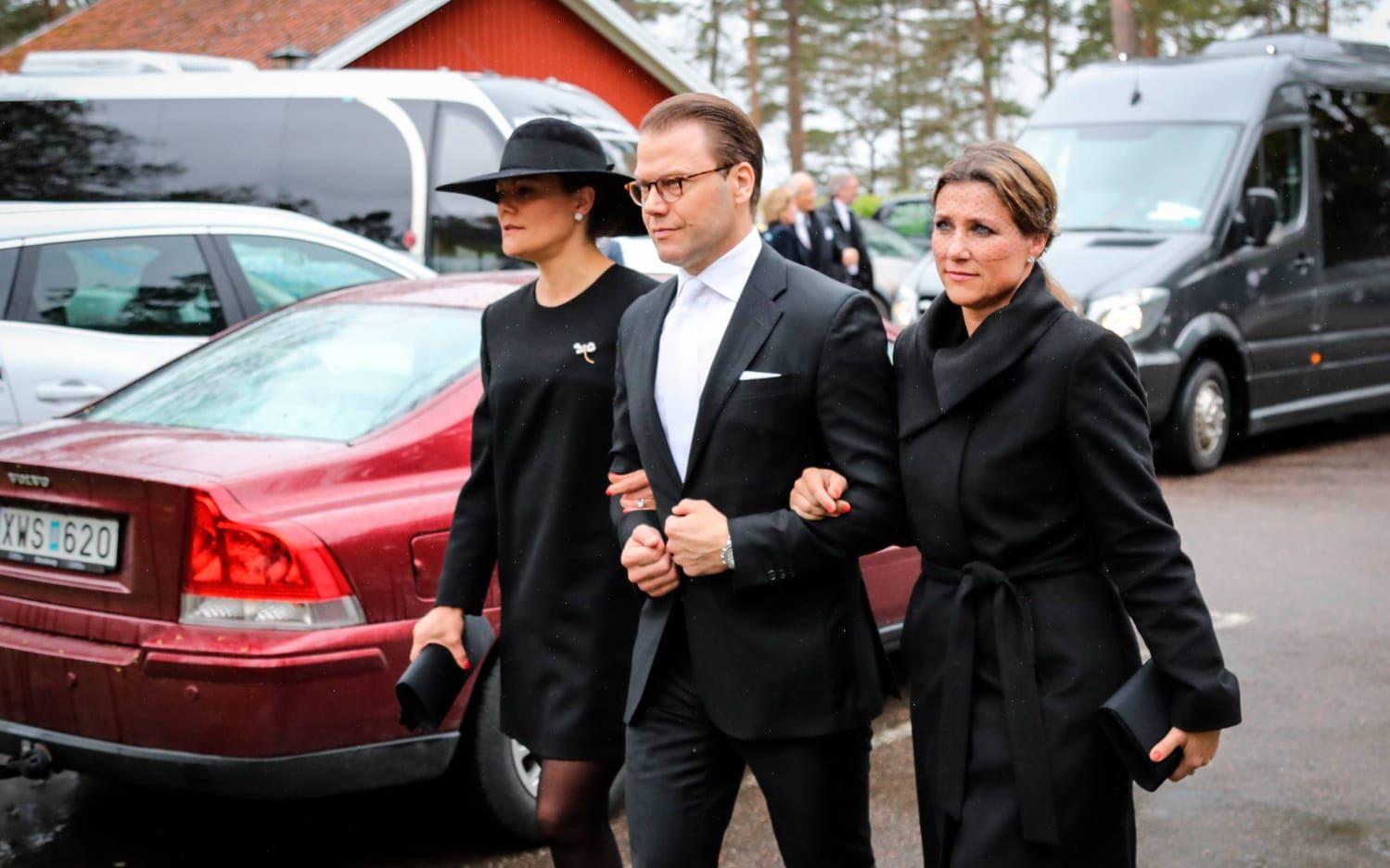Även kronprinsessan Victoria och prins Daniel var på plats vid begravningen. På bilden syns de tillsammans med den norska prinsessan Märtha Louise. Bild: TT
