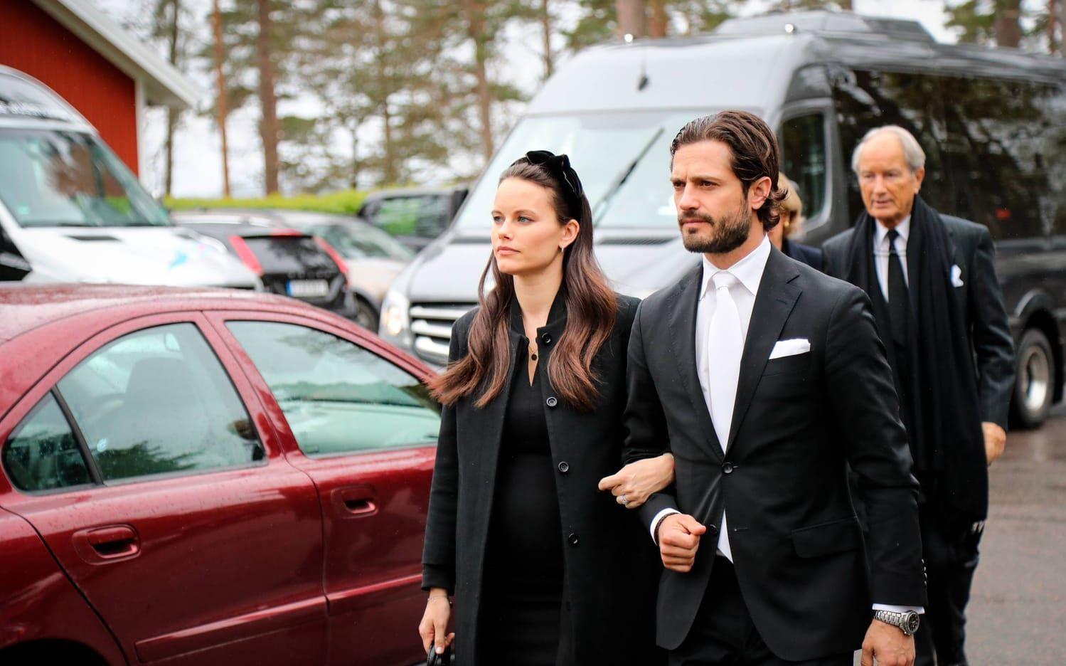 Även prinsessan Sofia med maken prins Carl Philip närvarade vid begravningen. Bild: TT