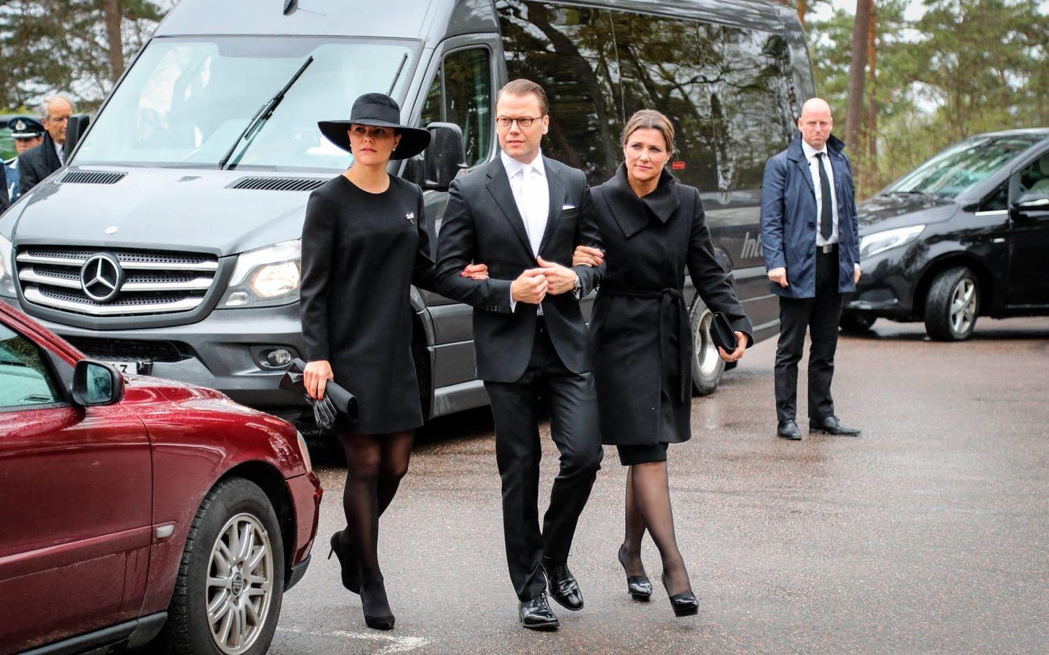 Kungafamiljen anlände till begravningen från Oslo där de närvat vid firandet av det norska kungaparets 80-årsdagar. Bild: TT