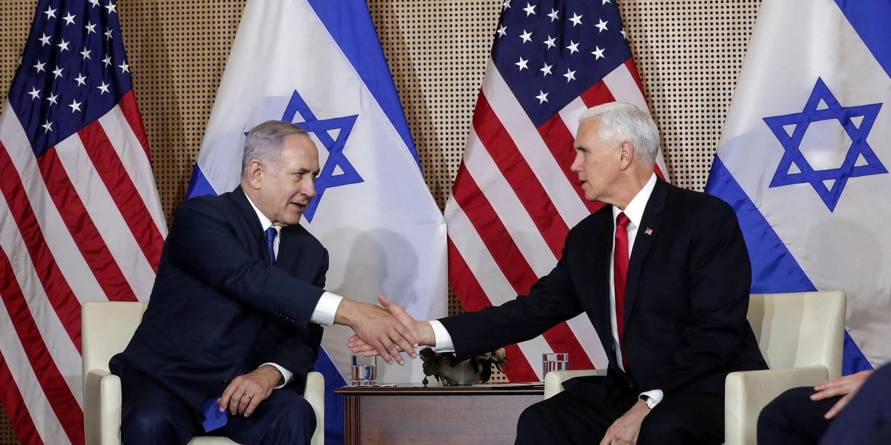 USA:s vicepresident Mike Pence (till höger) skakar hand med Israels premiärminister Benjamin Netanyahu.