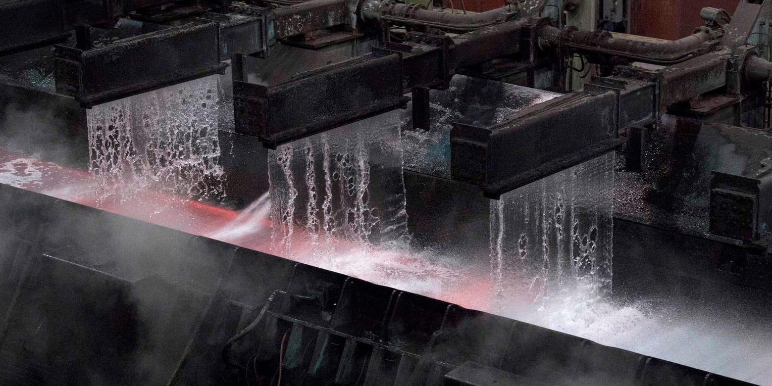 Vatten spolar över hett stål vid en fabrik i Ontario i Kanada. Arkivbild.