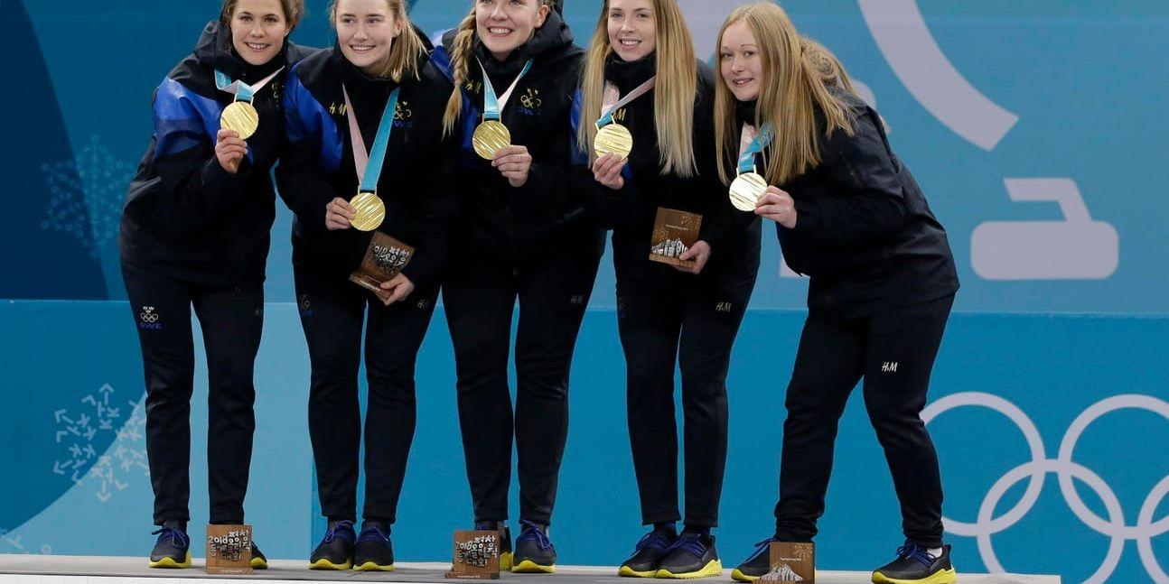 Anna Hasselborg, Sara McManus, Agnes Knochenhauer, Sofia Mabergs och Jennie Wåhlin med guldmedaljerna i Sydkorea. Nu är det VM i Kanada som gäller. Arkivbild.