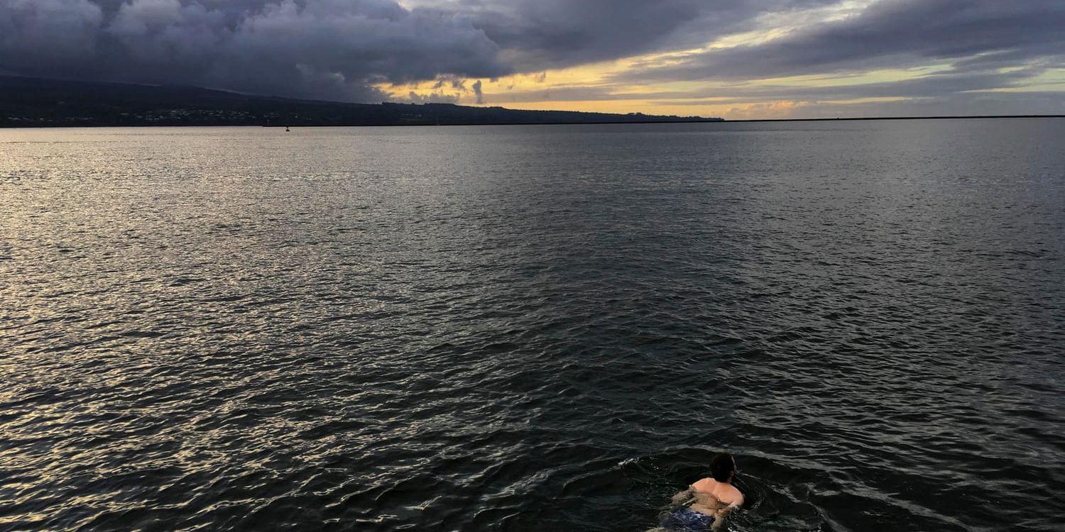 En man simmar i Hilo, några mil från vulkanen. Bild från tidigare i maj.