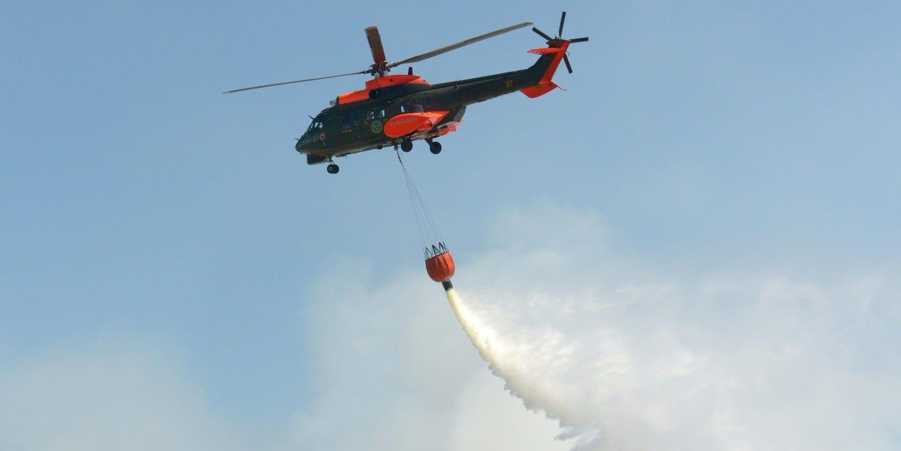 Två helikoptrar har kallats in för att vattenbomba skogsbranden utanför Kristinehamn. Arkivbild.