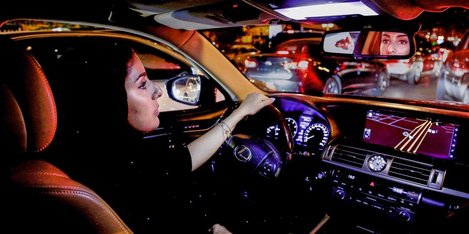 Hessah al-Ajaji kör sin bil i den saudiska huvudstaden Riyadh för första gången under natten mot söndagen då det blev tillåtet för kvinnor att köra bil i Saudiarabien.