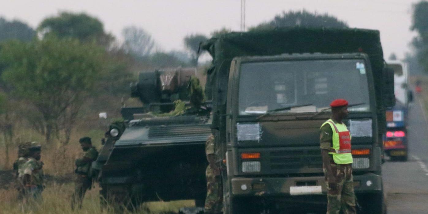 Soldater vid militärfordon i utkanten av Zimbabwes huvudstad Harare under tisdagen.