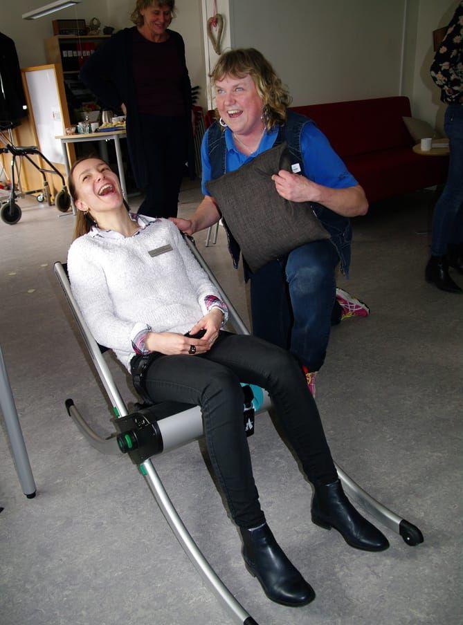 Provsitter. Lucie Bigeard testar en stol som kan hjälpa äldre personer att ta sig upp efter en fallolycka. Arbetsterapeut Maria Mattsson visar hur den fungerar. Bild: Isabel Bark