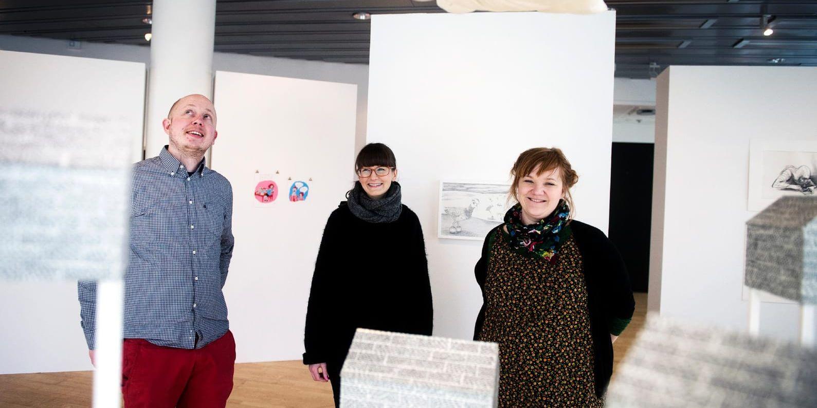 Tre av nio. Lars Bylund, Veronica Lindahl och Hanna Hallén är några av Halmstadkonstnärerna som ställer ut på konsthallen. Här står de mitt i en skulpturgrupp av Veronica Lindahl.