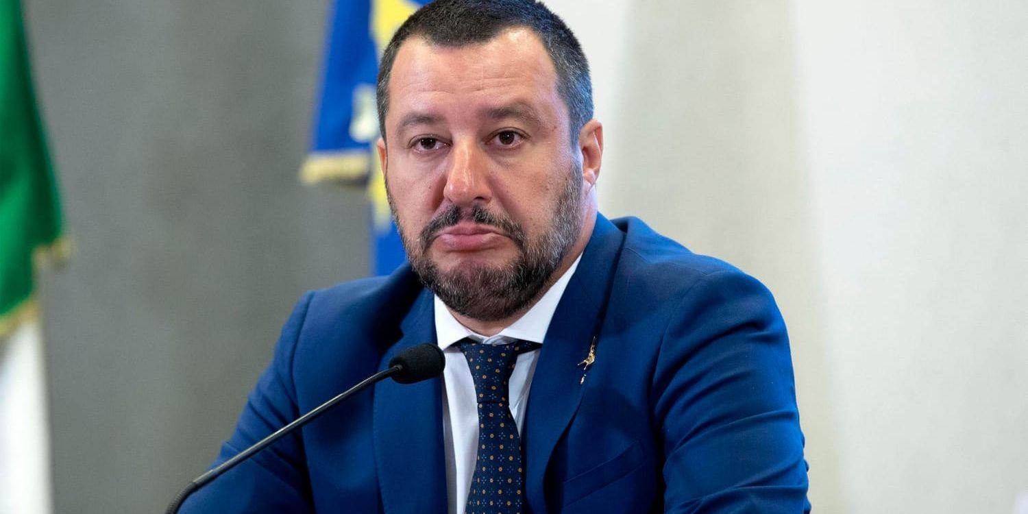 Italiens inrikesminister Matteo Salvini utreds efter att ha hindrat migranter att gå i land från ett italienskt kustbevakningsfartyg.