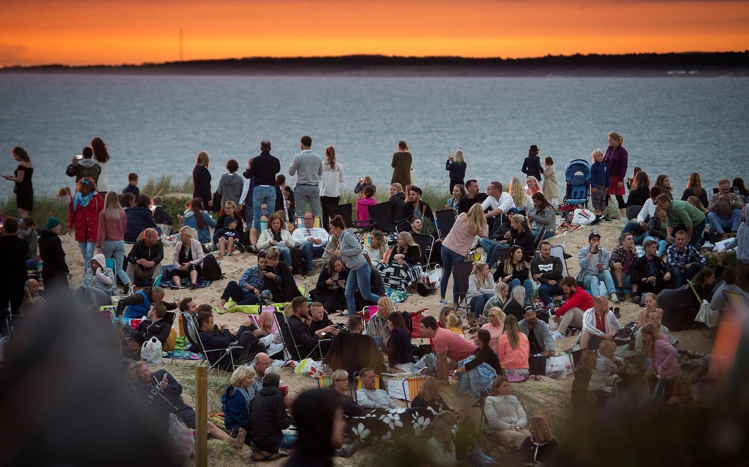 Som vanligt hade hundratals samlats på sanddynerna utanför Solgården för att njuta av både musiken och solnedgången. Bild: Jörgen Alström