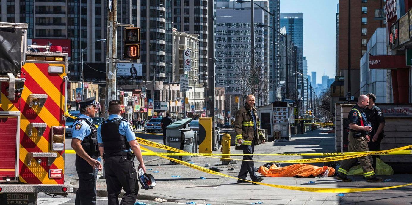 Ett antal fotgängare blev påkörda längs med en trottoar i norra Toronto.