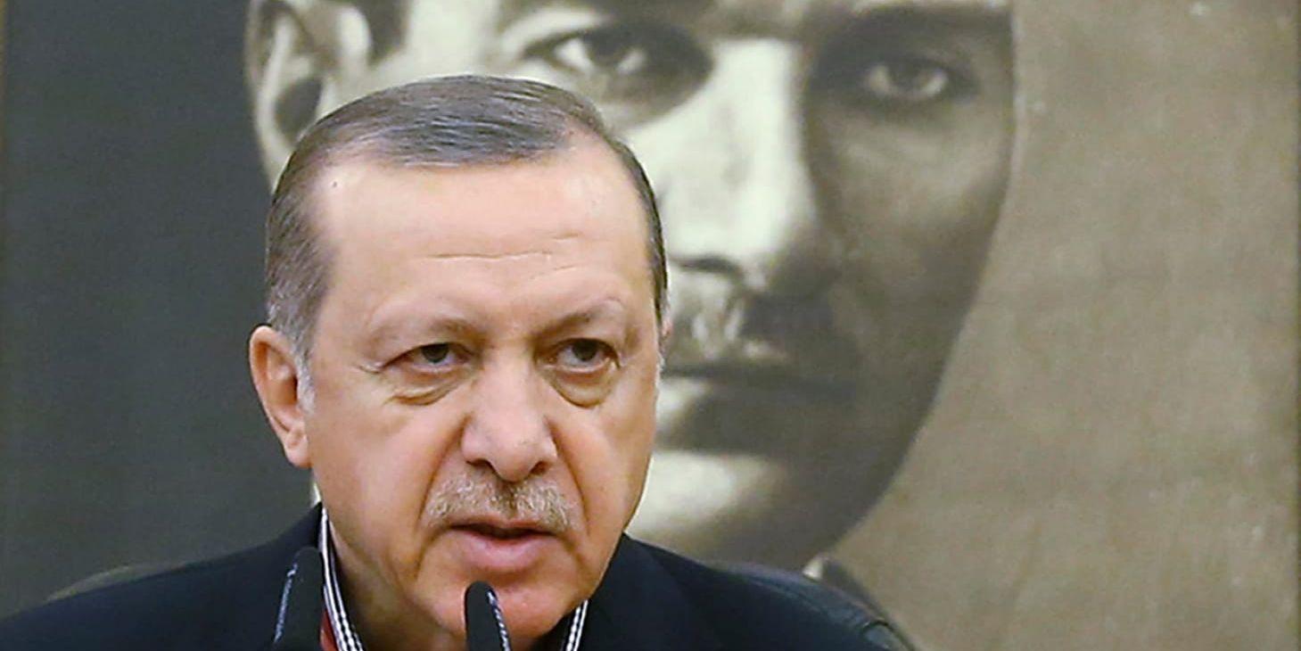 Turkiets president Recep Tayyip Erdogan i förgrunden, ett porträtt på republikgrundaren Mustafa Kemal Atatürk i bakgrunden.