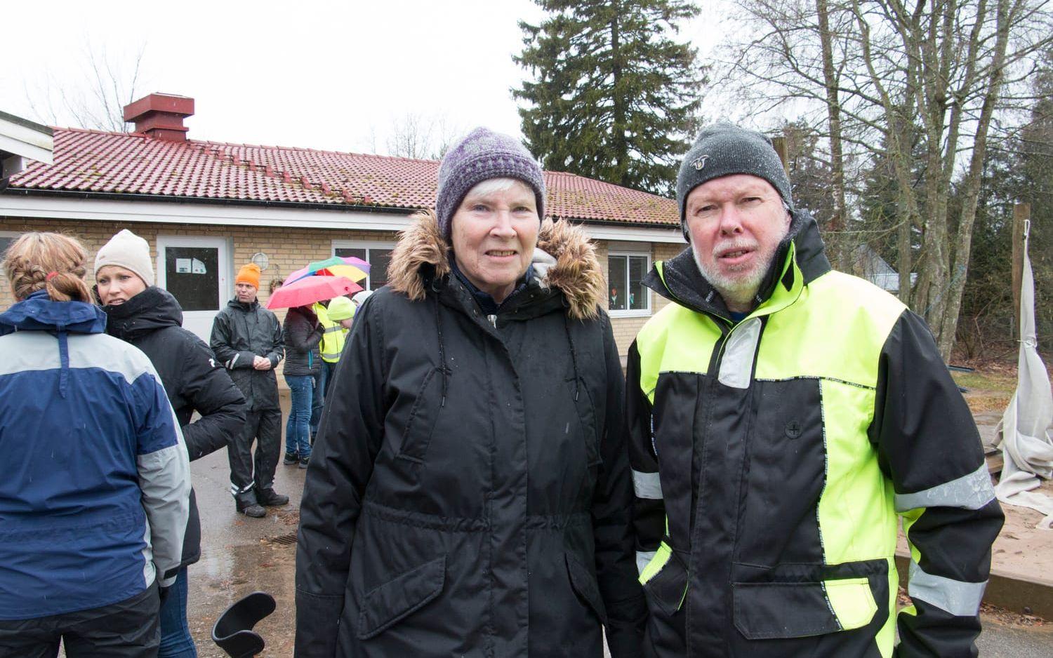 Stöder Vallmon. ”Vi kan inte bara ha ett äldreboende här”, tycker Eva Streiffert och Stig Johansson.