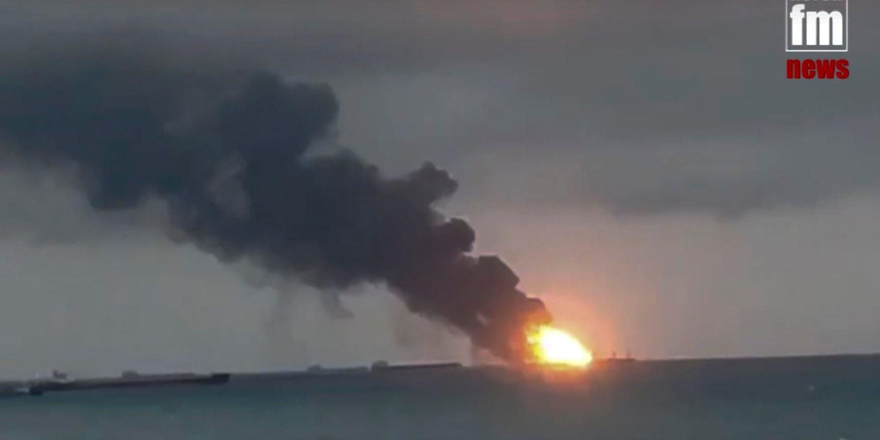En stillbild från en video från nyhetssajten Kerch.fm visar branden på de två fartygen vid Kertjsundet på måndagen.