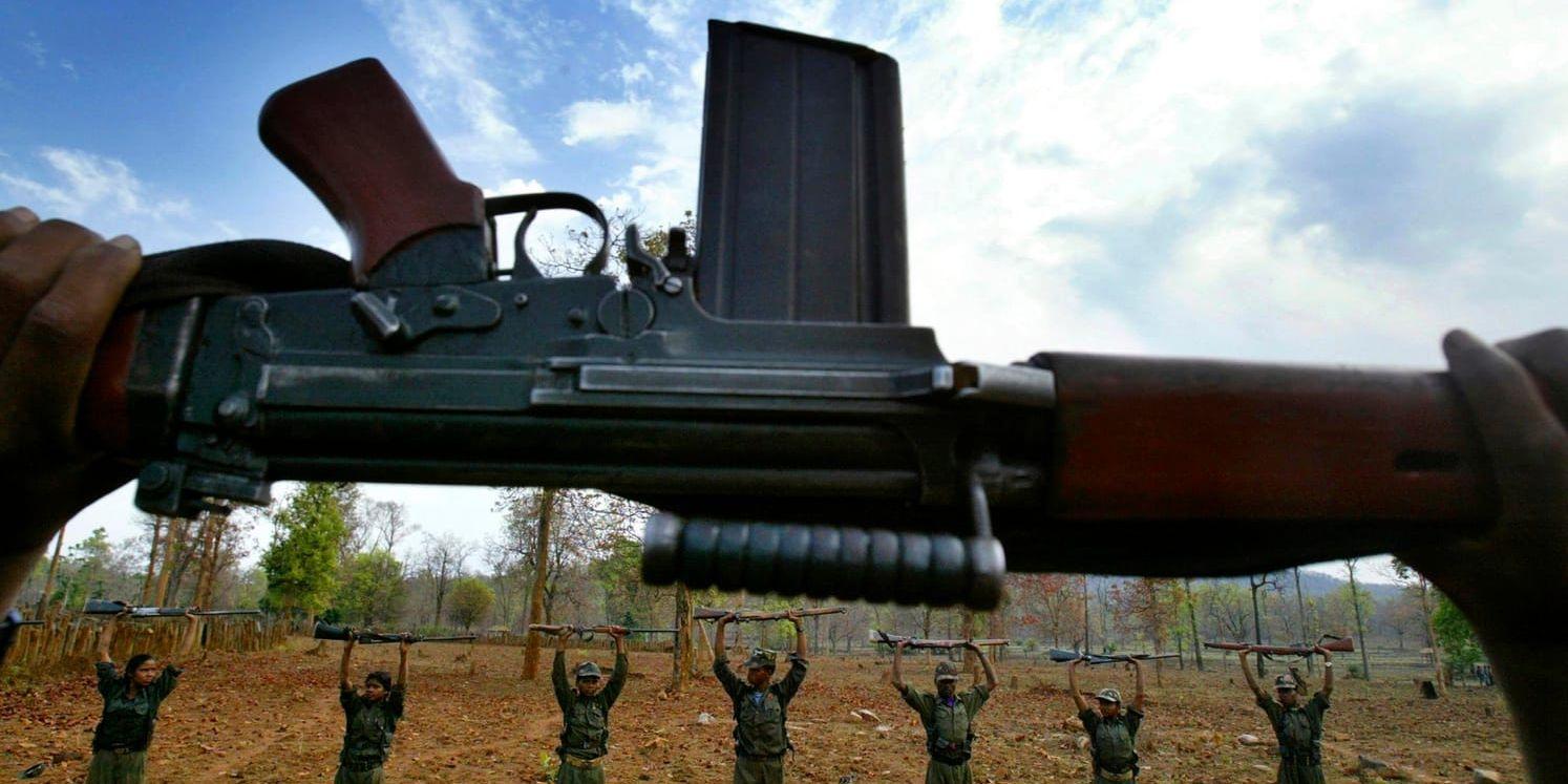 Maoistiska rebeller, kallade naxaliter, under en övning i skogarna i den indiska delstaten Chhattisgarh 2007. Arkivbild.