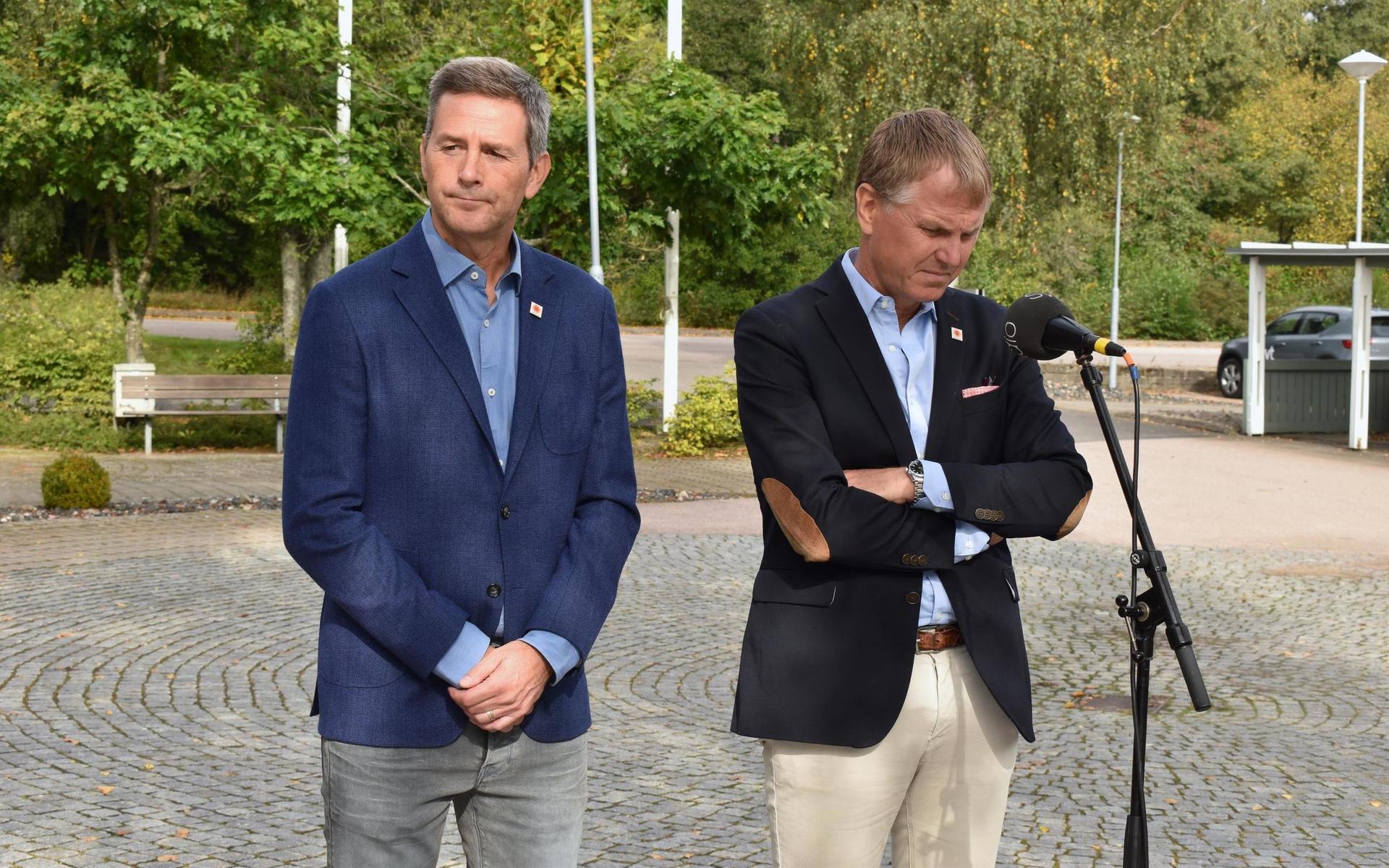 Brukschefen Håkan Naij och Stora Ensos Sverigechef Per Lyrvall höll en pressträff där de förklarade bakgrunden till beslutet att stänga ner pappersmaskin 3 och returpappersanläggningen permanent.