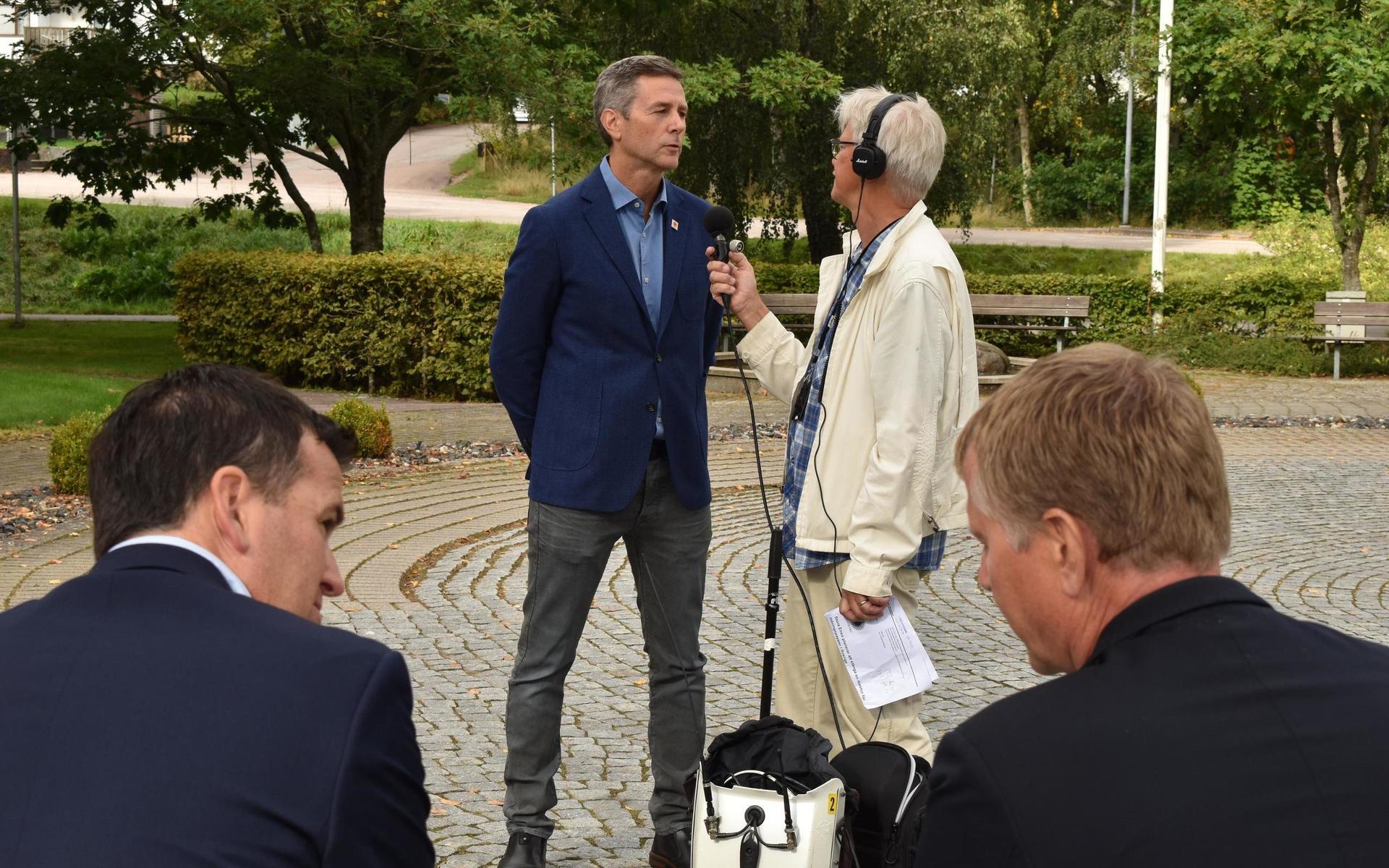 Brukschefen Håkan Naij intervjuades av flera medier om beslutet. I förgrunden syns Hyltes kommunråd Ronny Löfquist (S) och Stora Ensos Sverigechef Per Lyrvall.