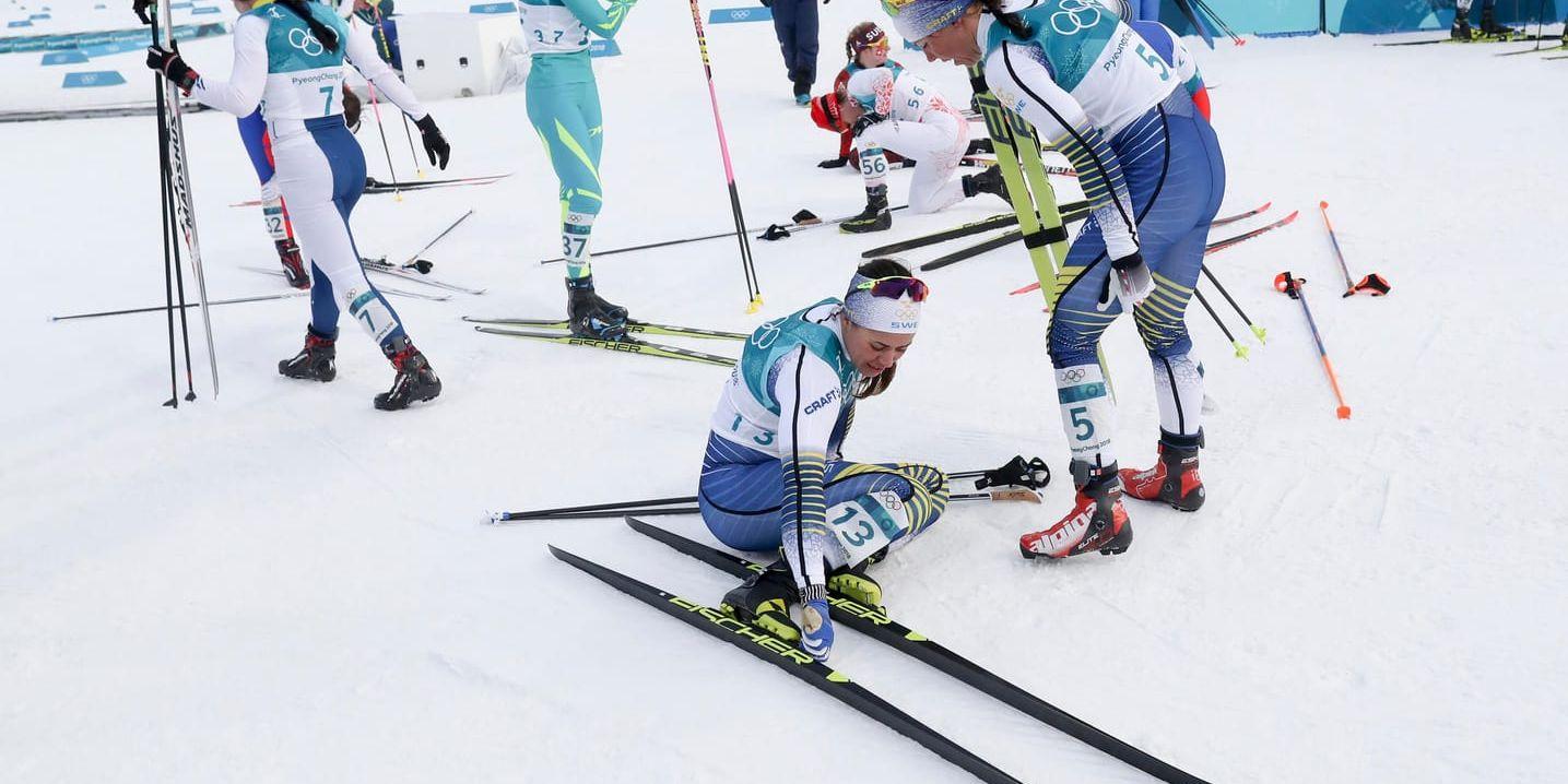 Anna Haag och Charlotte Kalla i målområdet efter lördagens OS-skiathlon. Kalla tog guld och Haag slutade 32:a.