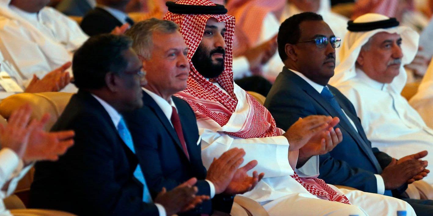 Saudiarabiens kronprins Mohammed bin Salman, i vit klädnad och röd huvudbonad i mitten, på näringslivskonferensen i Riyad.
