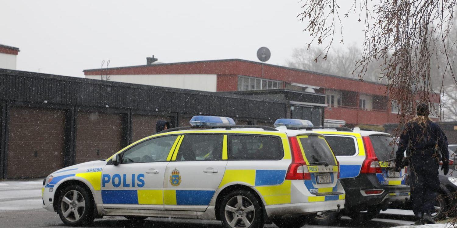 Två personer har anhållits under en stor polisinsats i Hallunda i Botkyrka kommun söder om Stockholm. Polisen har gjort stora beslag av vapen.