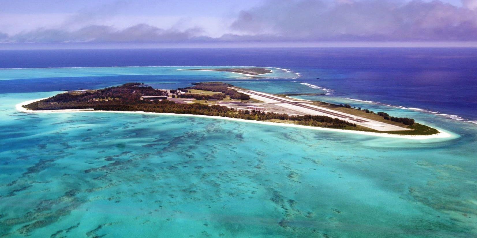 Människan går hårt åt världshaven. Här är Midway-atollen i Stilla havet, som trots att den ligger i stort sett "mitt i ingenstans" drabbas av föroreningar.
