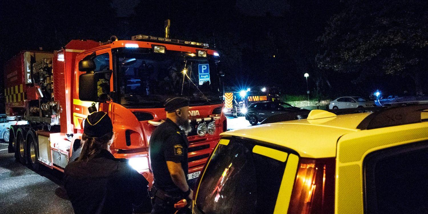 Polis och brandkår på plats i Västra Frölunda natten till onsdag.