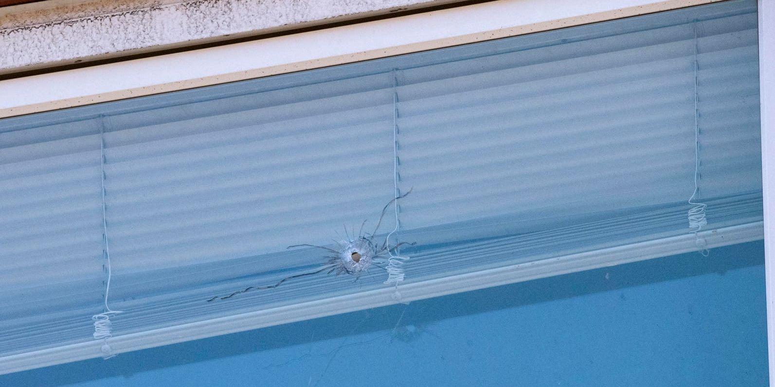 Ett skotthål i en fönsterruta till en lägenhet i Malmö undersöks av polisen.