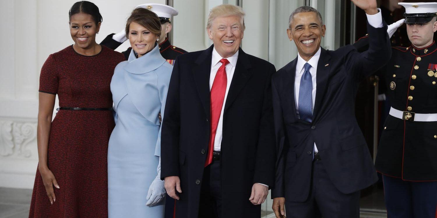 Michelle Obama, längst till vänster, med Melania Trump, USA:s nye president Donald Trump och avgående Barack Obama på trappan till Vita huset.
