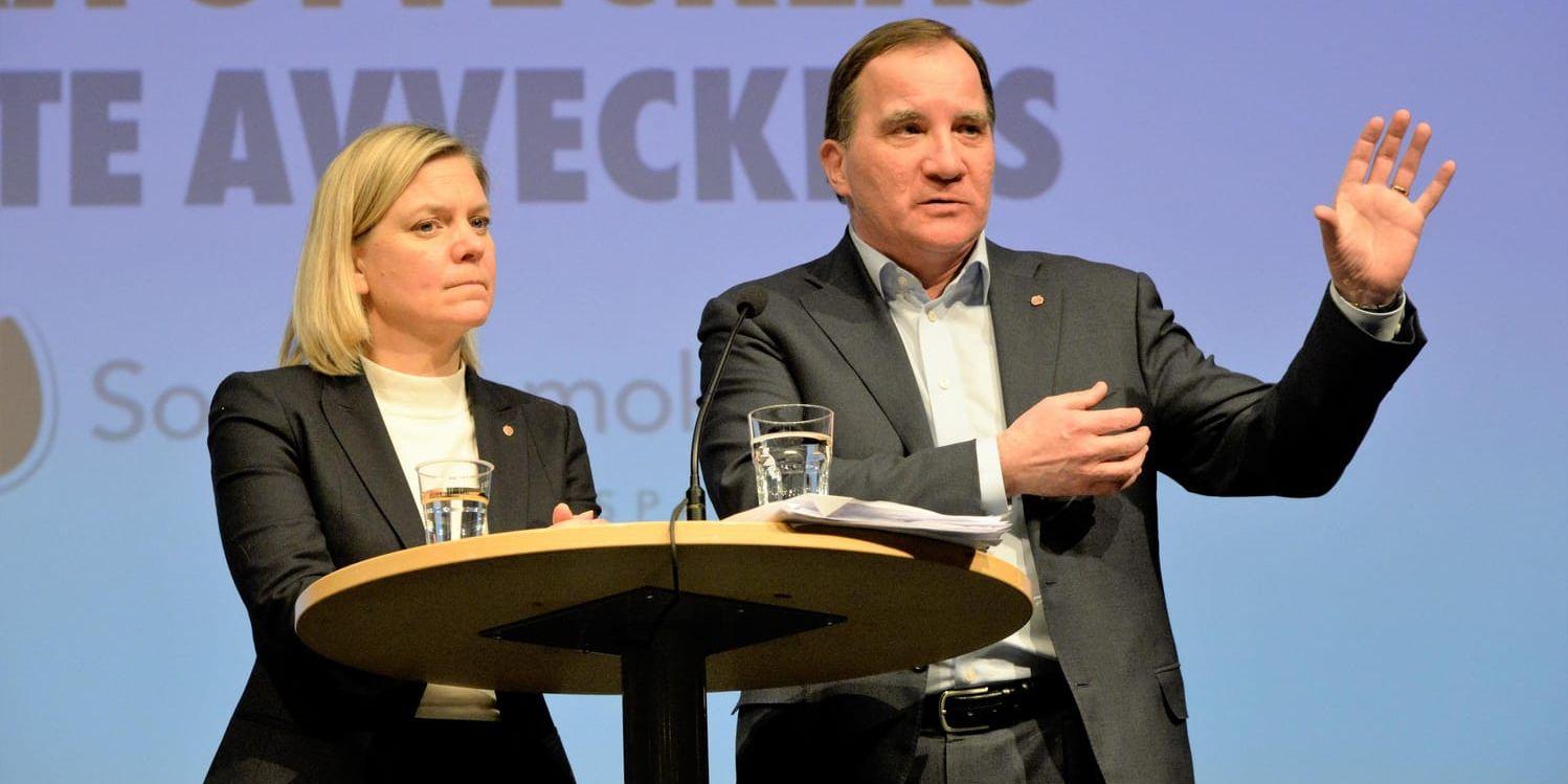 Finansminister Magdalena Andersson (S) och statsminister Stefan Löfven (S) svarar på frågor vid ett möte i Folkets hus i Gällivare.