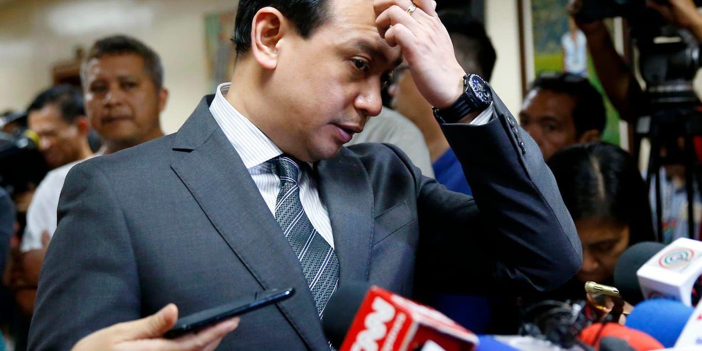Den filippinske oppositionssenatorn Antonio Trillanes återvänder till senaten på tisdagen efter att ha gripits, förts till en polisstation och sedan släppts mot borgen.
