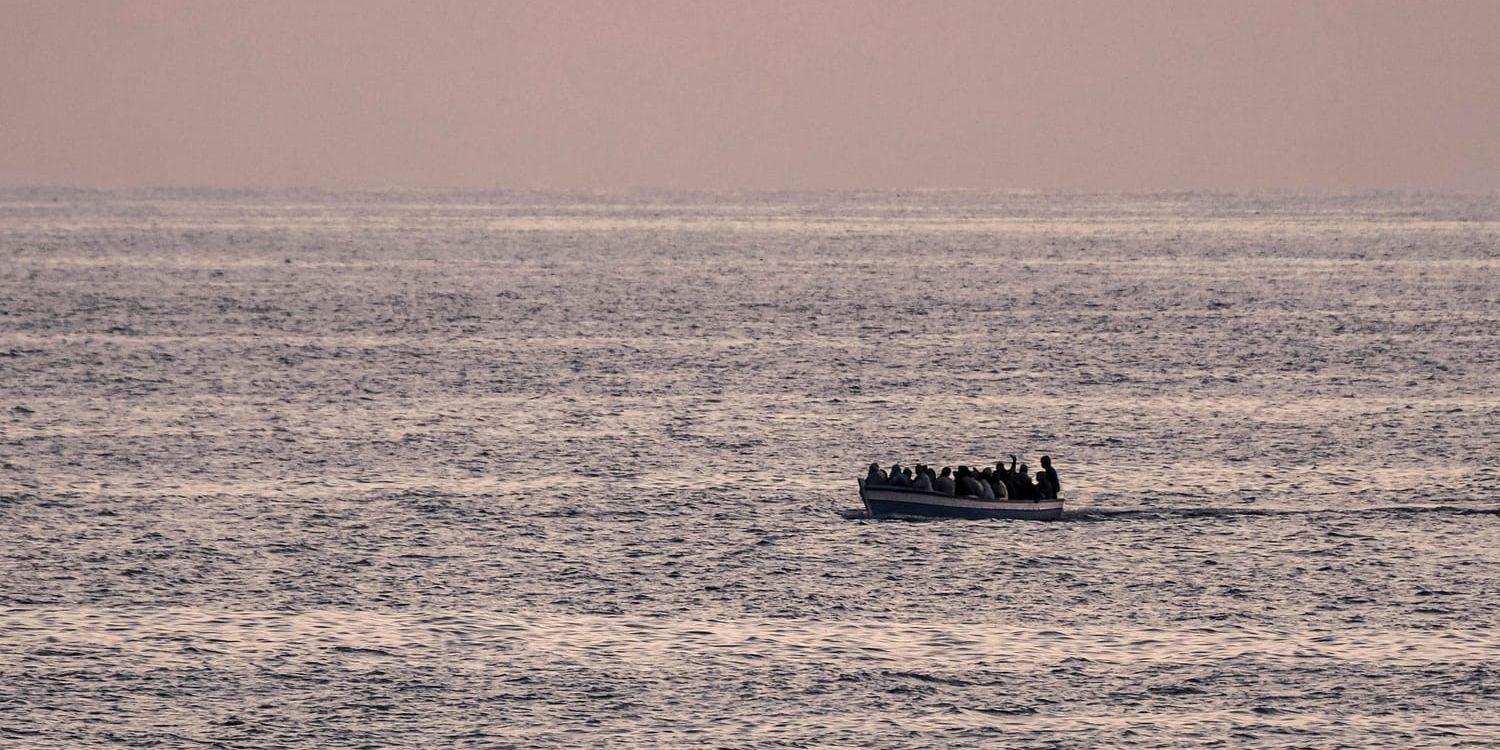 En båt med migranter på Medelhavet i november i fjol. Arkivbild.
