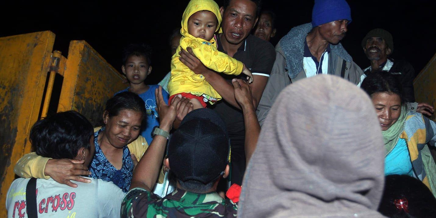 Människor evakueras från sina hem vid vulkanen Gunung Agungs sluttningar.