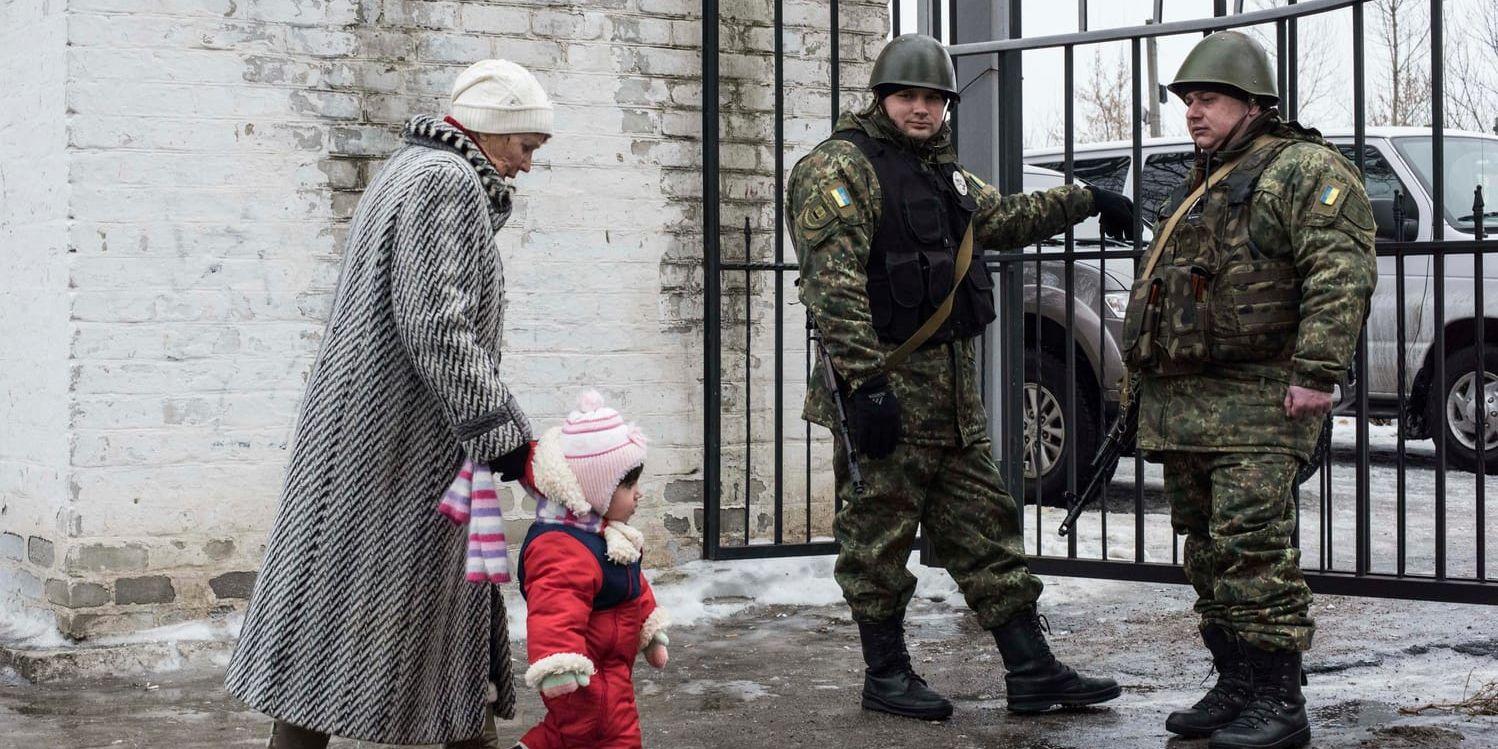 En mamma med sitt barn i Avdivka i det konfliktdrabbade östra Ukraina tidigare i år.