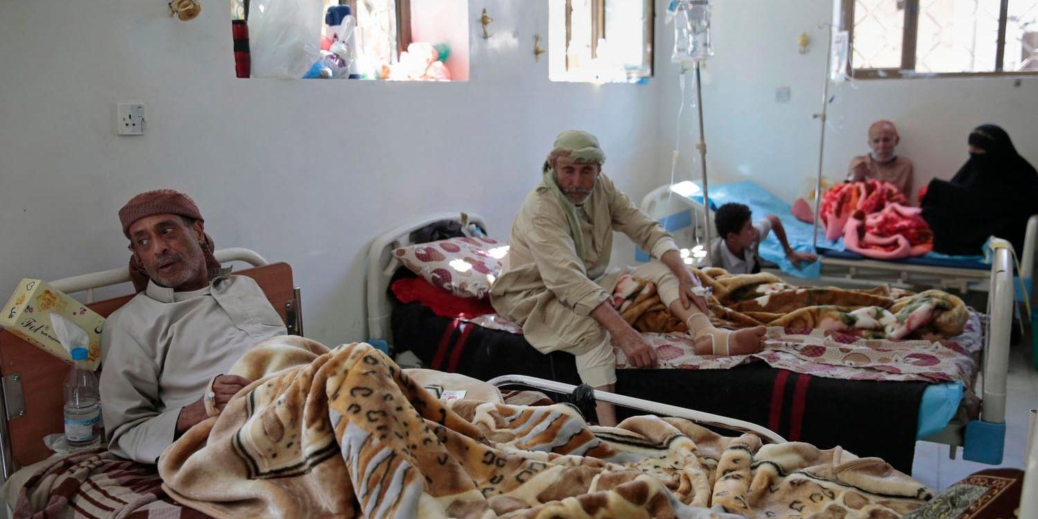 Män behandlas för misstänkt kolera på ett sjukhus i Sanaa i Jemen.
