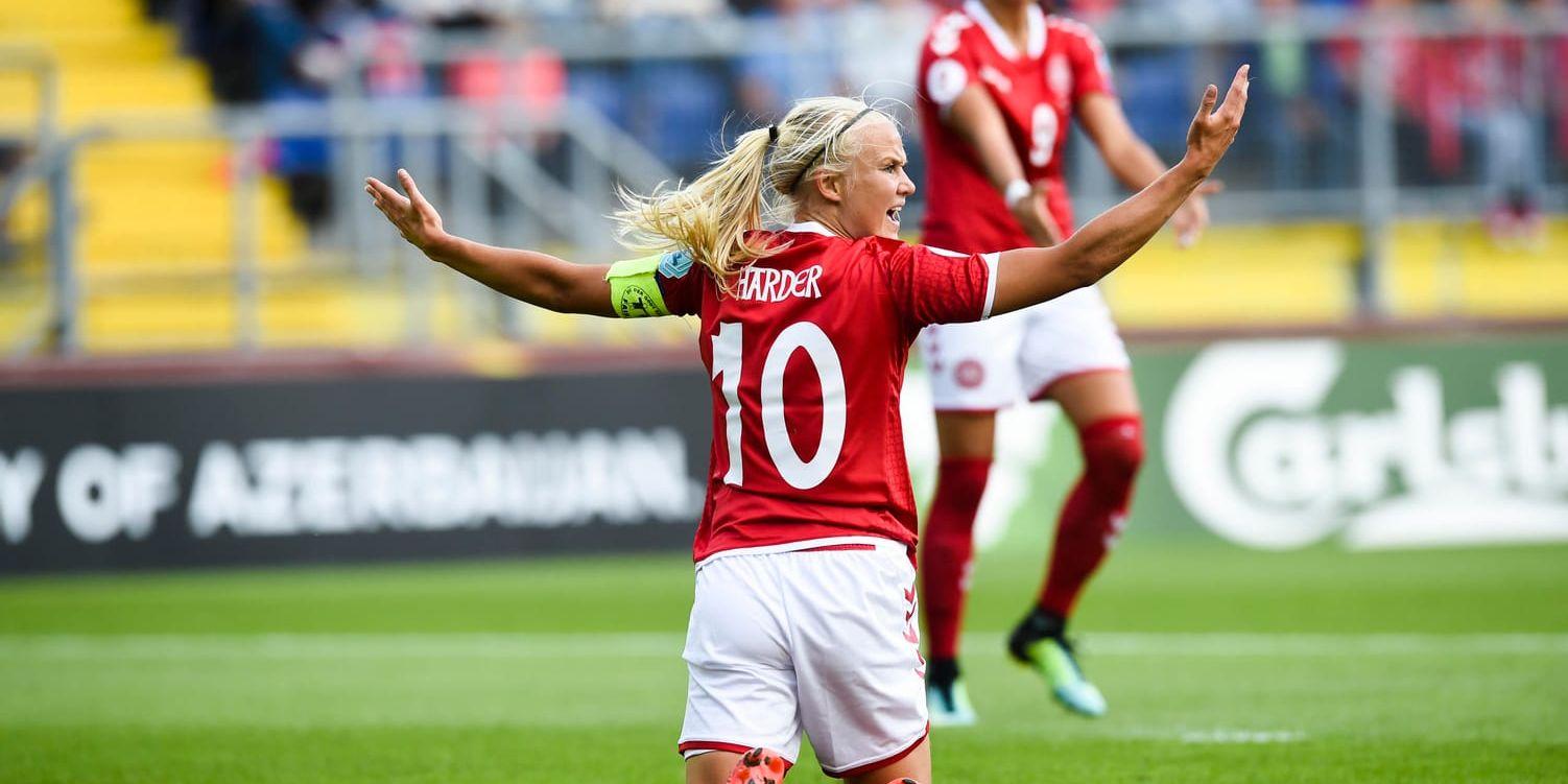 Anfallaren Pernille Harder och det danska damlandslaget i fotboll slåss för bättre villkor, men kunde inte komma överens med förbundet DBU. Nu ställs VM-kvalmötet med Sverige in. Arkivbild.