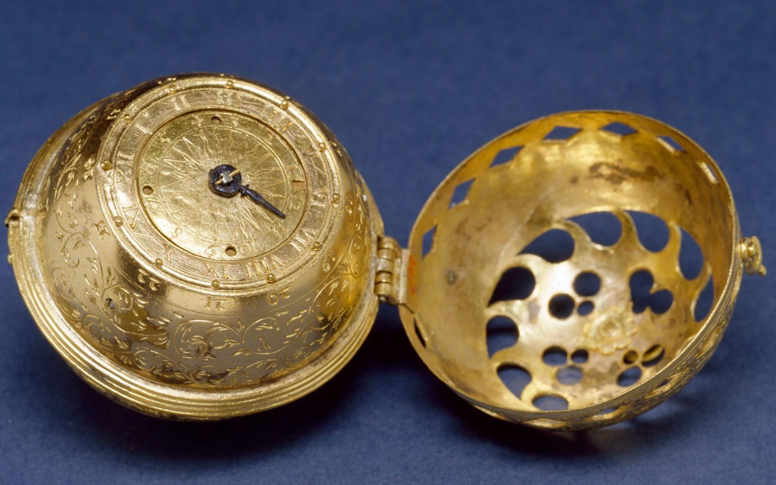 Den bärbara klockan är också ett exempel på ett tekniskt framsteg som förmodligen sågs som onödig en gång i tiden. Det första kända exemplet på en bärbar klocka tillverkades 1505 av tysken Peter Henlein. På bilden syns hans Bisamapfeluhr. Foto: Wikipedia