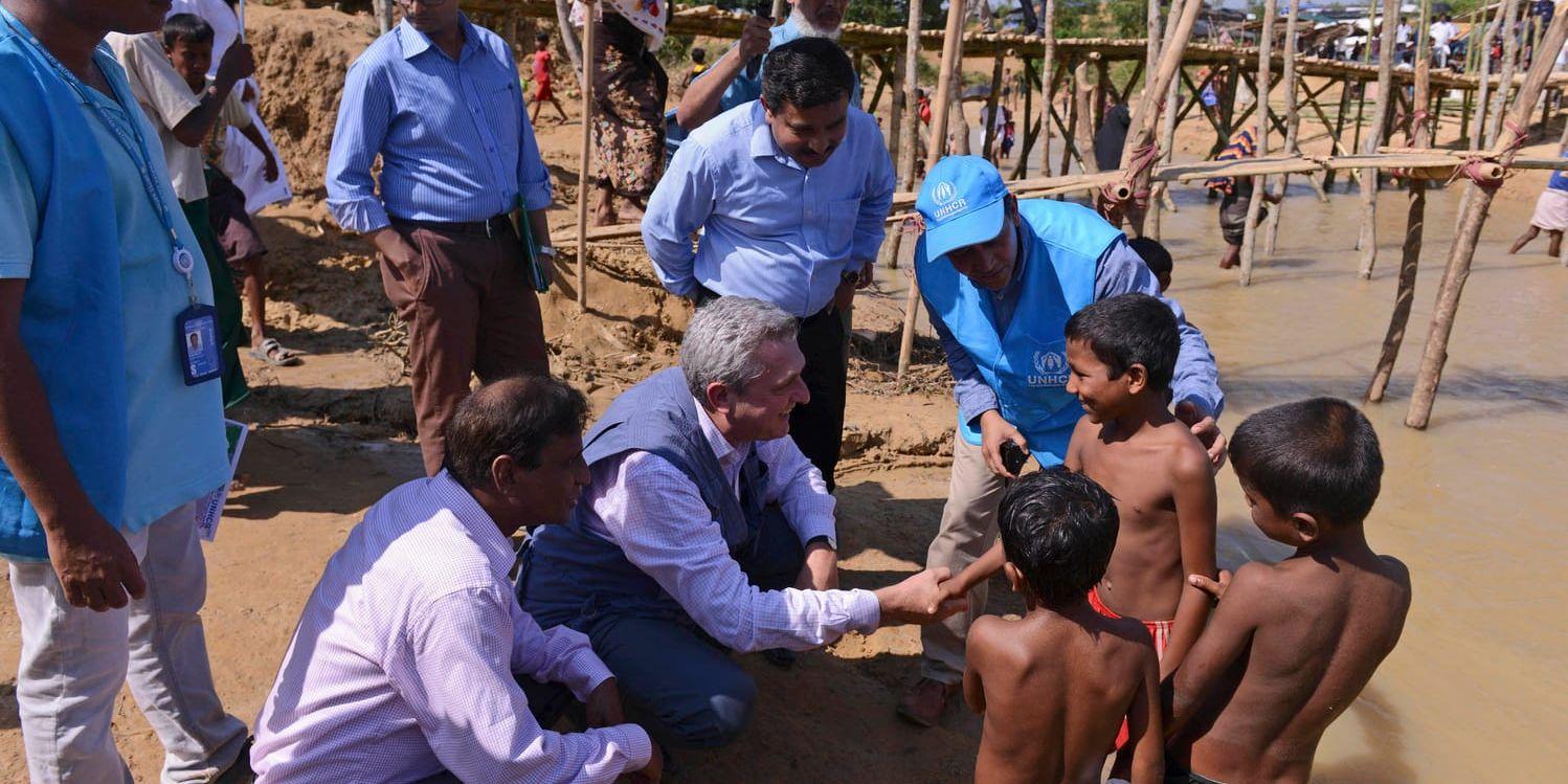 Chefen för FN:s flyktingorgan Filippo Grandi träffar rohingyer i flyktinglägret Kutupalong.